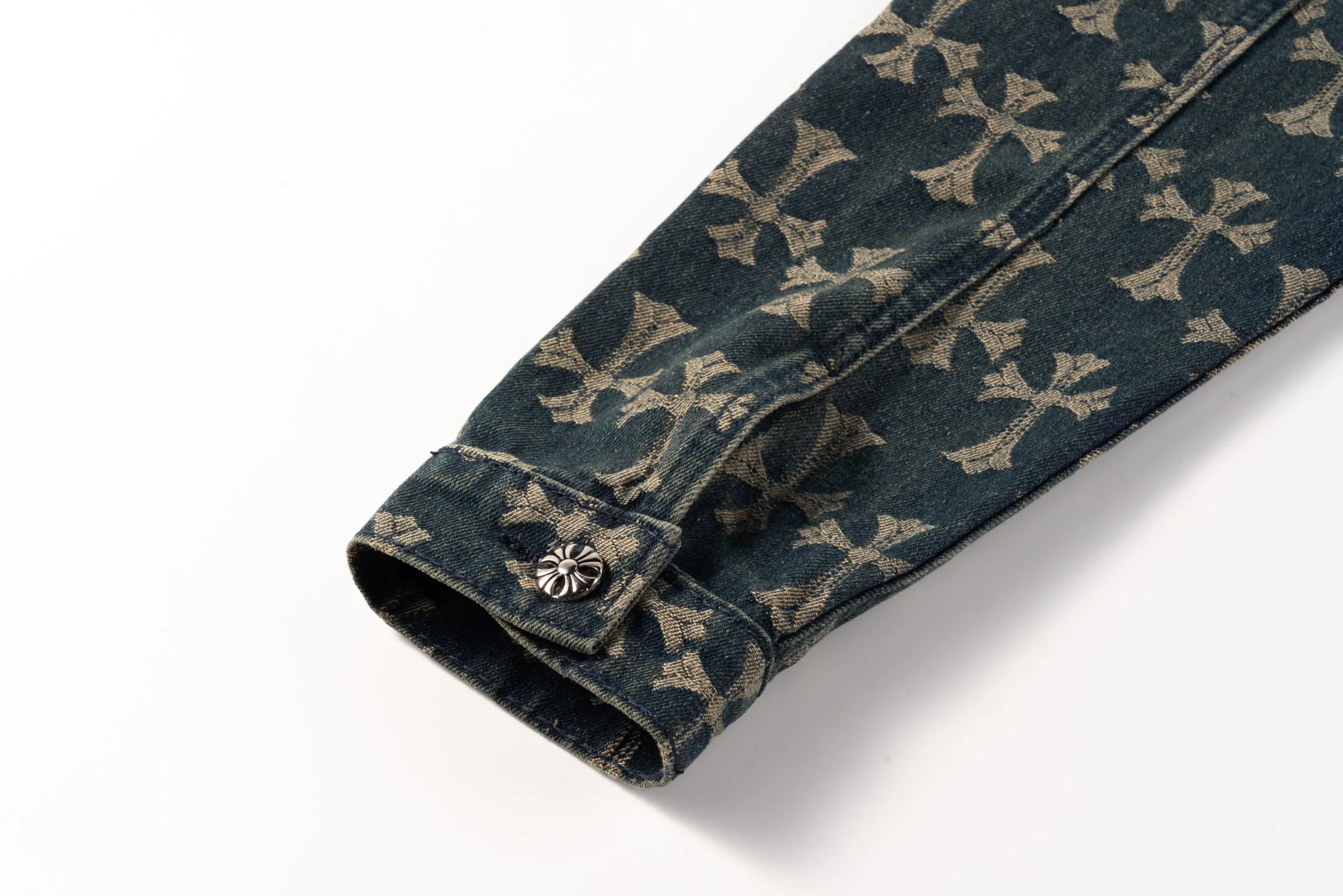 P240 Chrome Hearts | Chrome Hearts CH all-over printed jacquard denim jacket - 2024 autumn new product, the same style as the Internet celebrity star's cross-printed denim jacket, with unique cross design elements and all-over printing, full of design sense. It is made of 100% denim cotton fabric with heavy coarse yarn count, which ensures a stiff and tough silhouette while being soft, comfortable and breathable. The lapel is designed with silver buttons and is full of texture.  The classic dark yellow cross logo is all over the dress. It is generous and full of personality without being exaggerated. It is a perfect versatile style for spring and summer!    Custom hardware! Same style for couples!  Three standards are complete, the same style for men and women, non-market ordinary version, feel free to compare, the quality is absolutely guaranteed. Style number: 1651# Color: blue Size: S M L XL